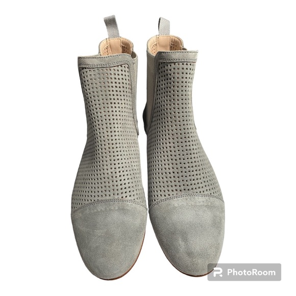 NWOT Pertini Perforated Genuine Suede Ankle Boots Flats Light Grey Size 8 - Picture 2 of 9